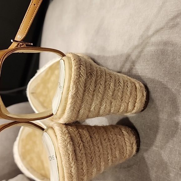 Bandolino eyelet wedge espadrile  Size 8 - Picture 5 of 6